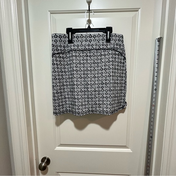 Talbots Blue and White Geometric ladies size M skort. Like New. Soft material - Picture 2 of 6
